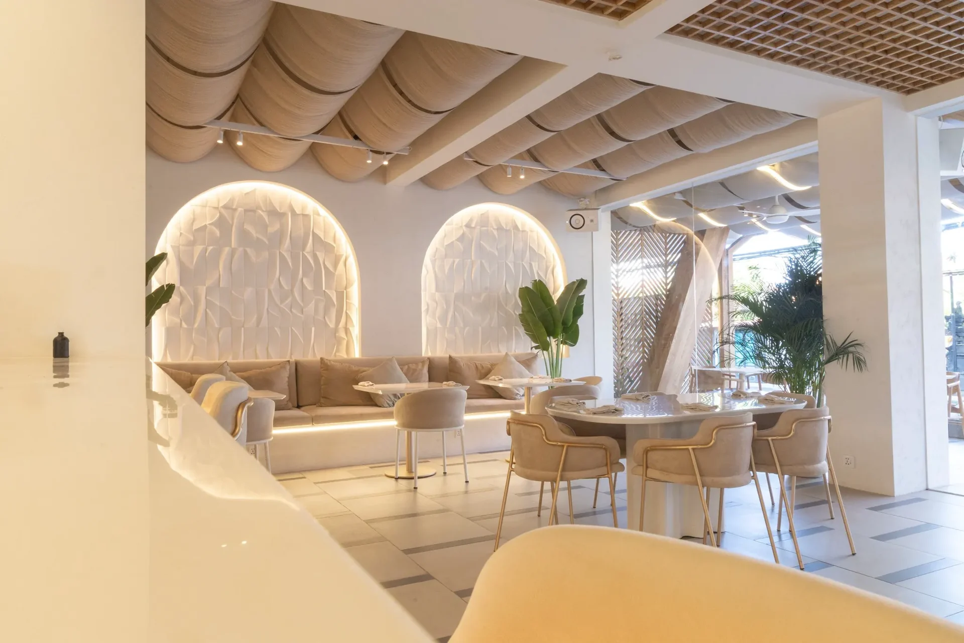 Warm arches, marble tables and soft light at Élé